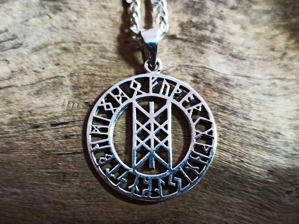 Wyrd das Netz der Nornen im Runenkreis in Silber 925 gefertigt